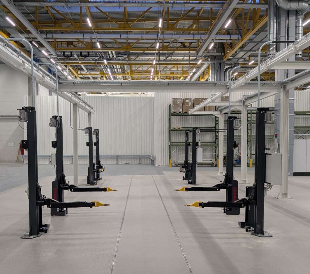 Industriehalle mit Hebebühnen und Rohrleitungssystem von PromaTec